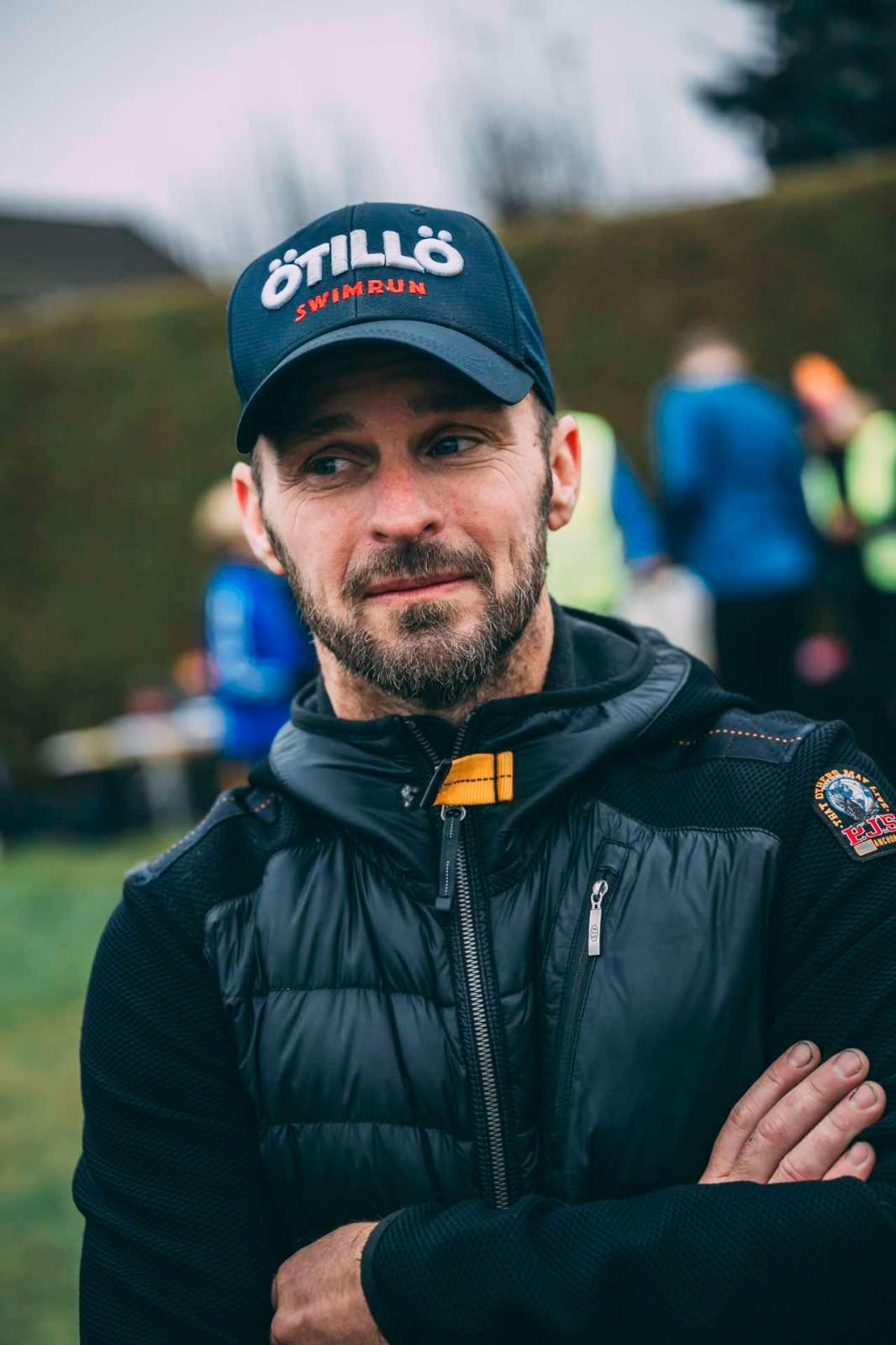 Fredrik Hedlund i ÖtillÖ-keps på loppdag — grundare och tävlingsledare för 852 Swimrun